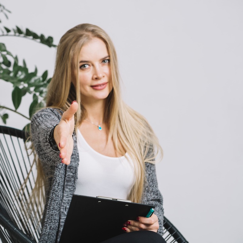 female-psychologist-sitting-chai